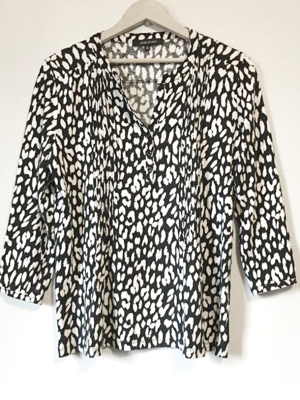 Jones Studio Big Cat Rosette 3/4 Sleeve Pintuck Accents Jersey Tunic Top M